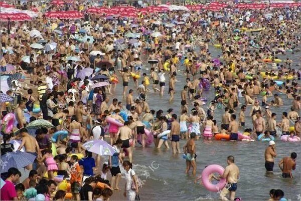 Пляж в китае много народу фото Так выглядят пляжи в Китае, в стране с населением свыше 1,3 млрд человек, когда 
