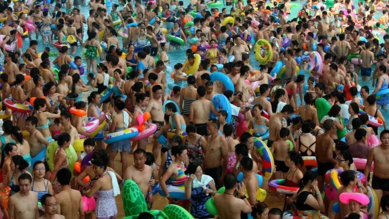 Пляж в китае много народу фото People, crops and fish suffer in China heat wave CNN