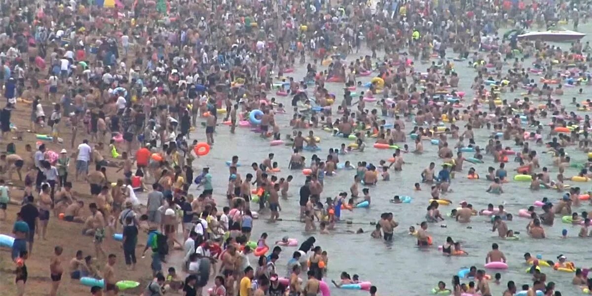 Пляж в китае много народу фото Over 100,000 People Swarm a Public Beach in China - Business Insider
