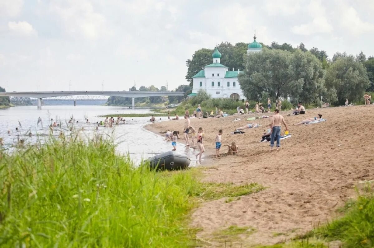 Пляж воздух псков фото Купаться в реке Великой в Пскове может быть опасно АиФ Псков