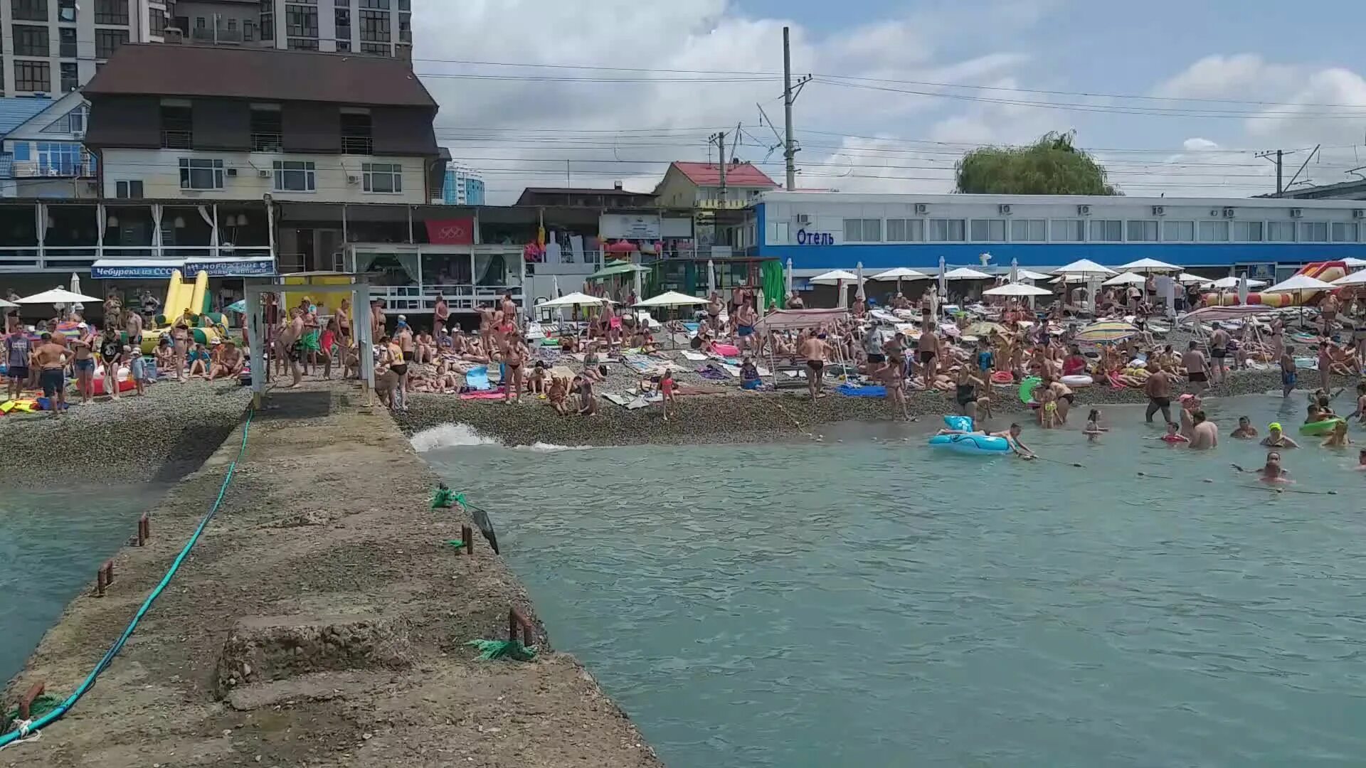 Пляж южный сочи фото Пляжи Сочи после шторма снова полны отдыхающих Beach, Street view, Tours