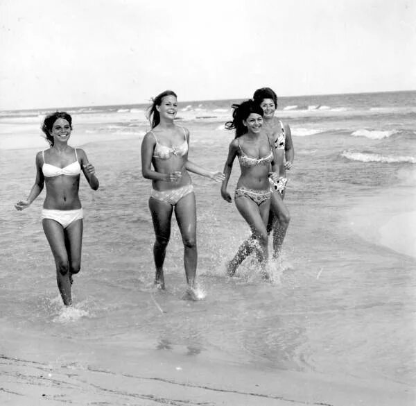 Пляжи 70 годов фото File:Bikini models running on the beach- Pensacola, Florida.jpg - Wikipedia