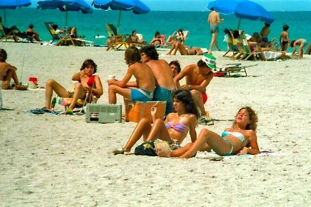 Пляжи 80 фото Pictures of Teenagers of the 1980s vintage everyday Summer fashion beach, Beach 