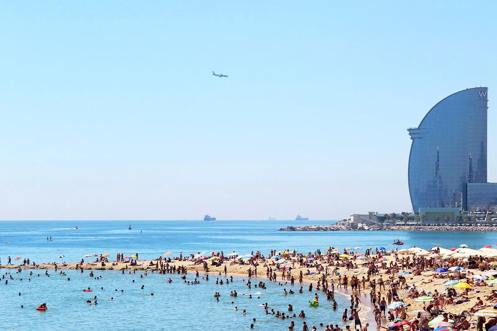 Пляжи барселоны фото How to take a sun tan on the Barceloneta Beach in Barcelona