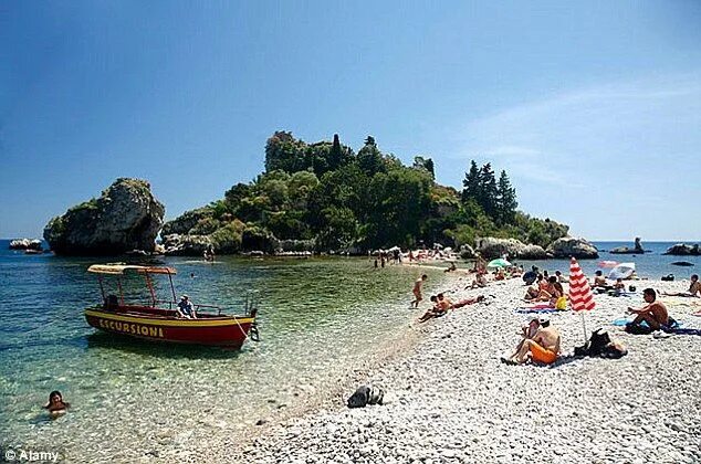 Пляжи европы фото Harbour Beach in Wales named best beach in Europe Best beaches in europe, Sicily