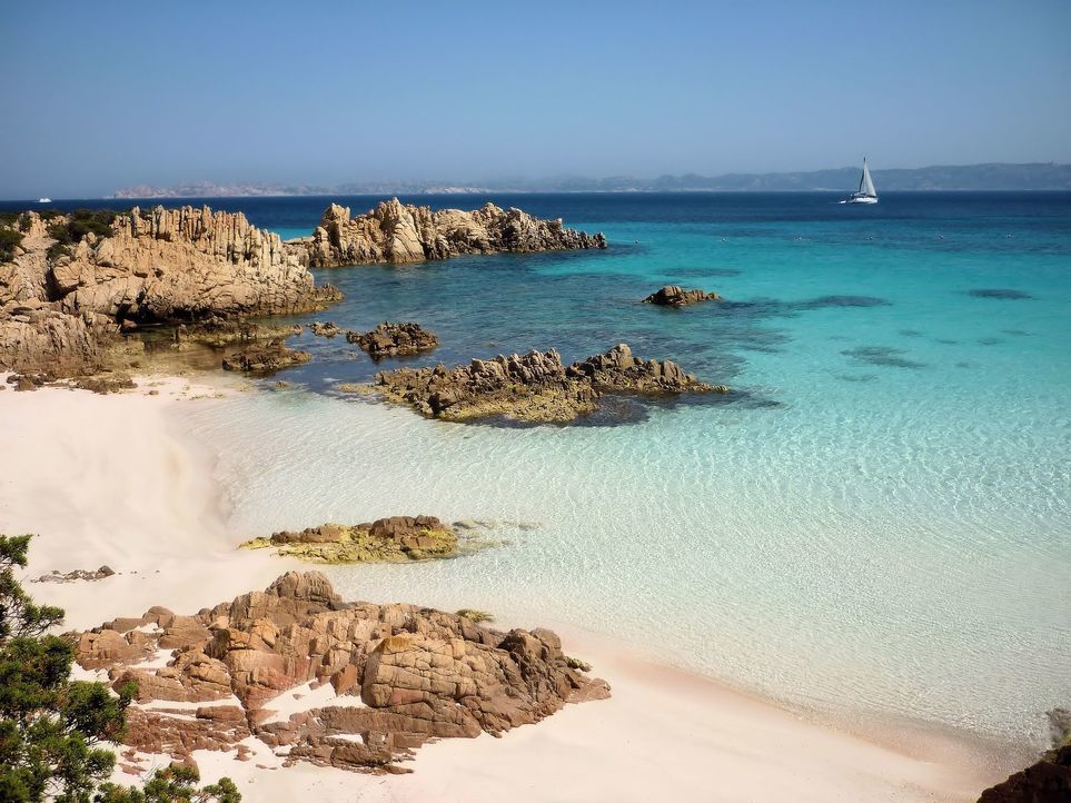 Пляжи европы фото Spiaggia Rosa (playa rosa) su color es debido a los fragmentos microscópicos de 