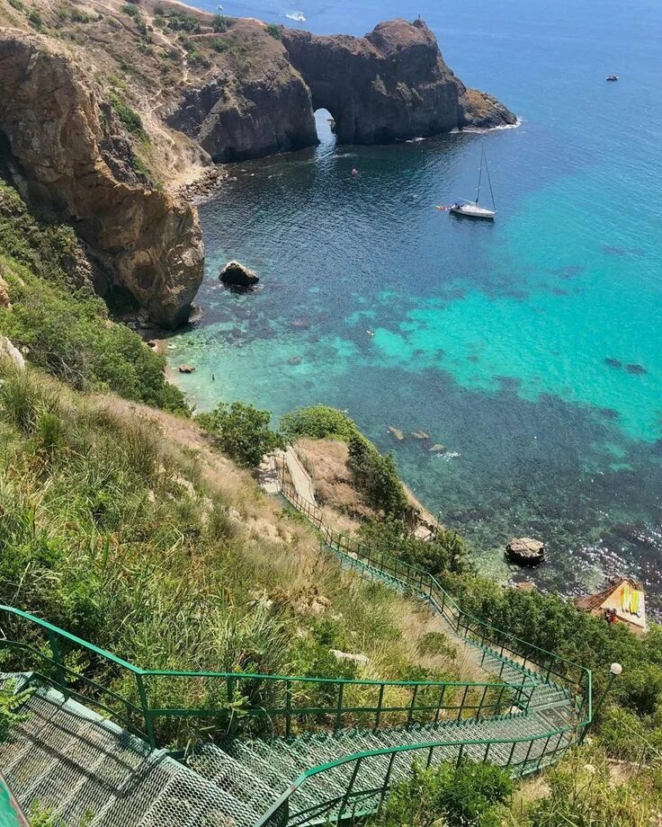 Пляжи фиолента севастополь фото Валерия Забосина on Instagram: "Пляж Каравелла, Фиолент, Севастополь. #пляжкарав