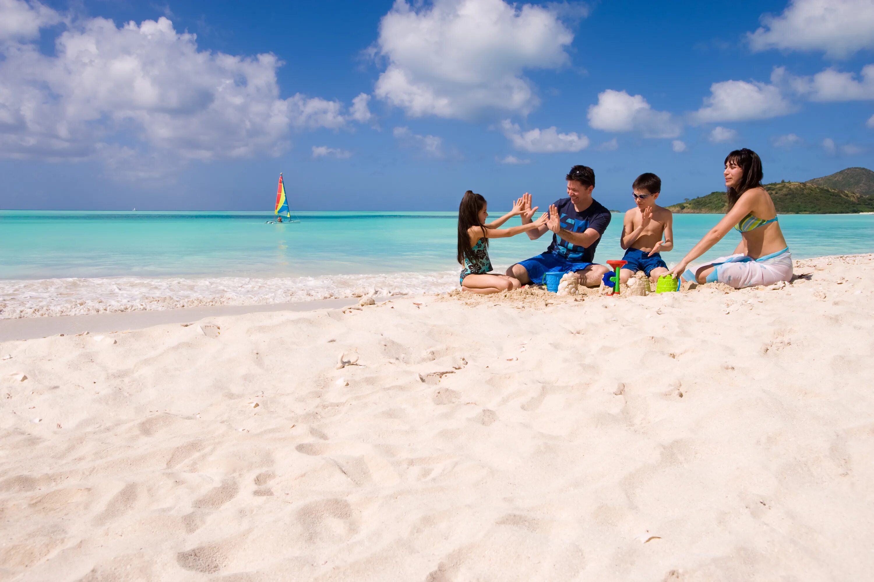 Пляжи фото отдыхающих Family enjoying the Beach at Jolly Beach Resort & Spa - Jolly Beach Resort & Spa