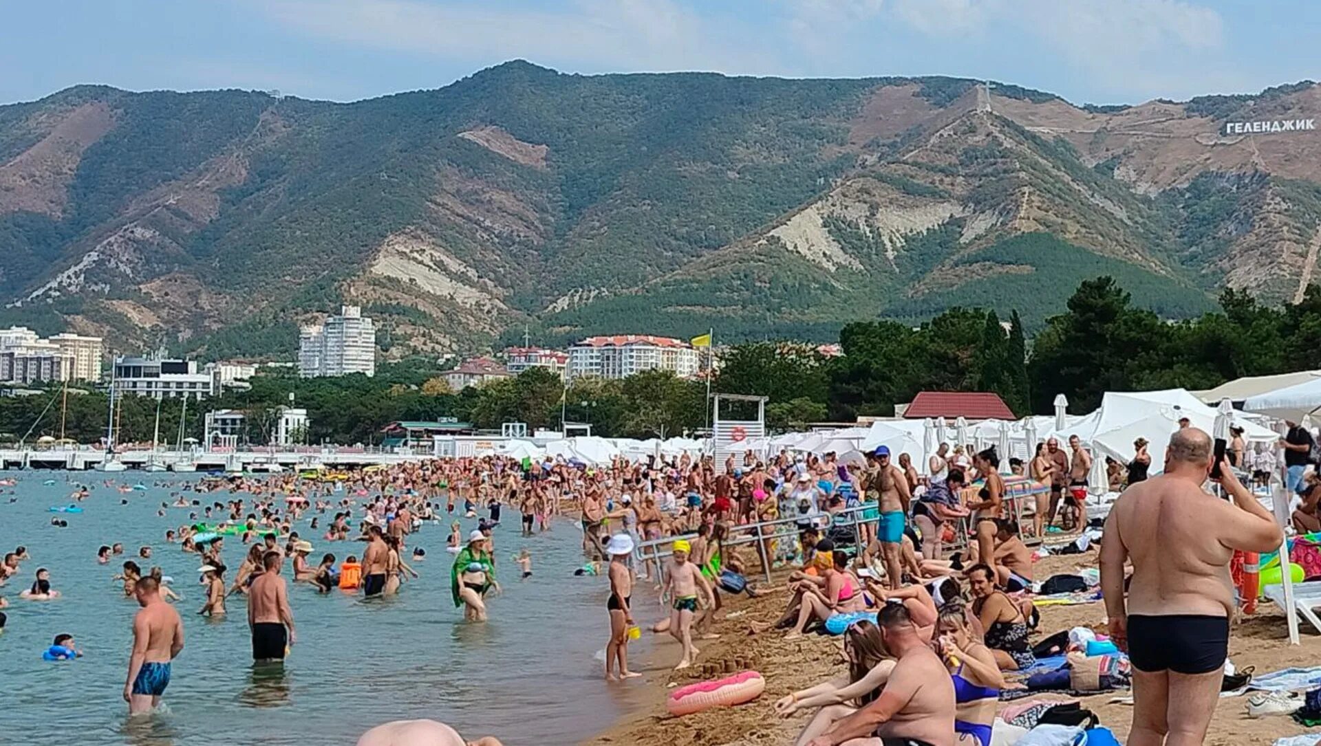 Пляжи геленджика фото с описанием Море туристов, "тык-тык-тык", горы мусора, дорогое жилье: нюансы отдыха в Геленд