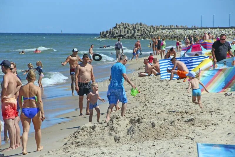 Пляжи германии фото девушек Baltic Sea Coast with Vacationers. Family Holidays on Baltic Sea Editorial Stock