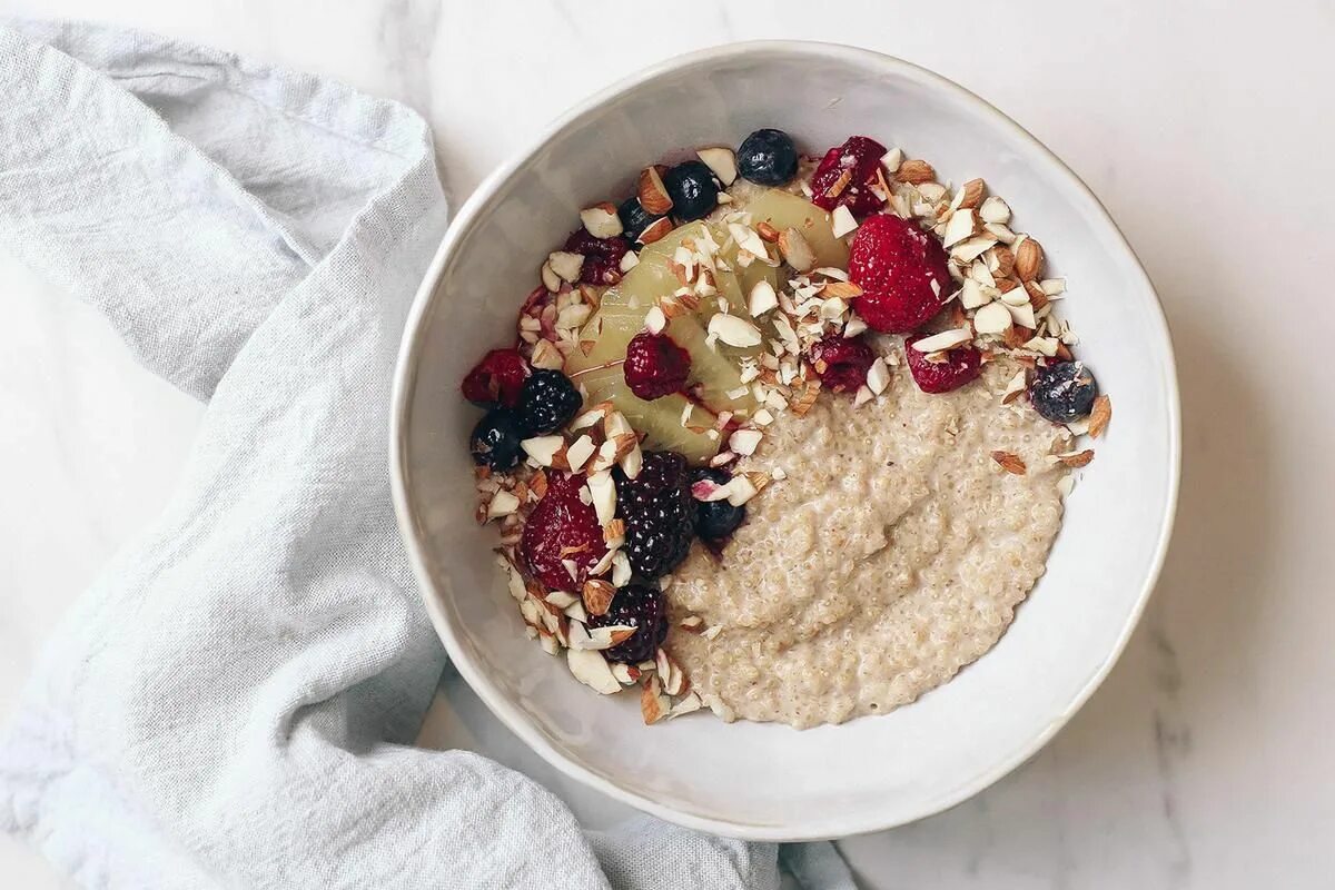 Пляжи каша фото Toasted Quinoa Porridge Recipe With Almond Butter And Berries - Viva Almond reci