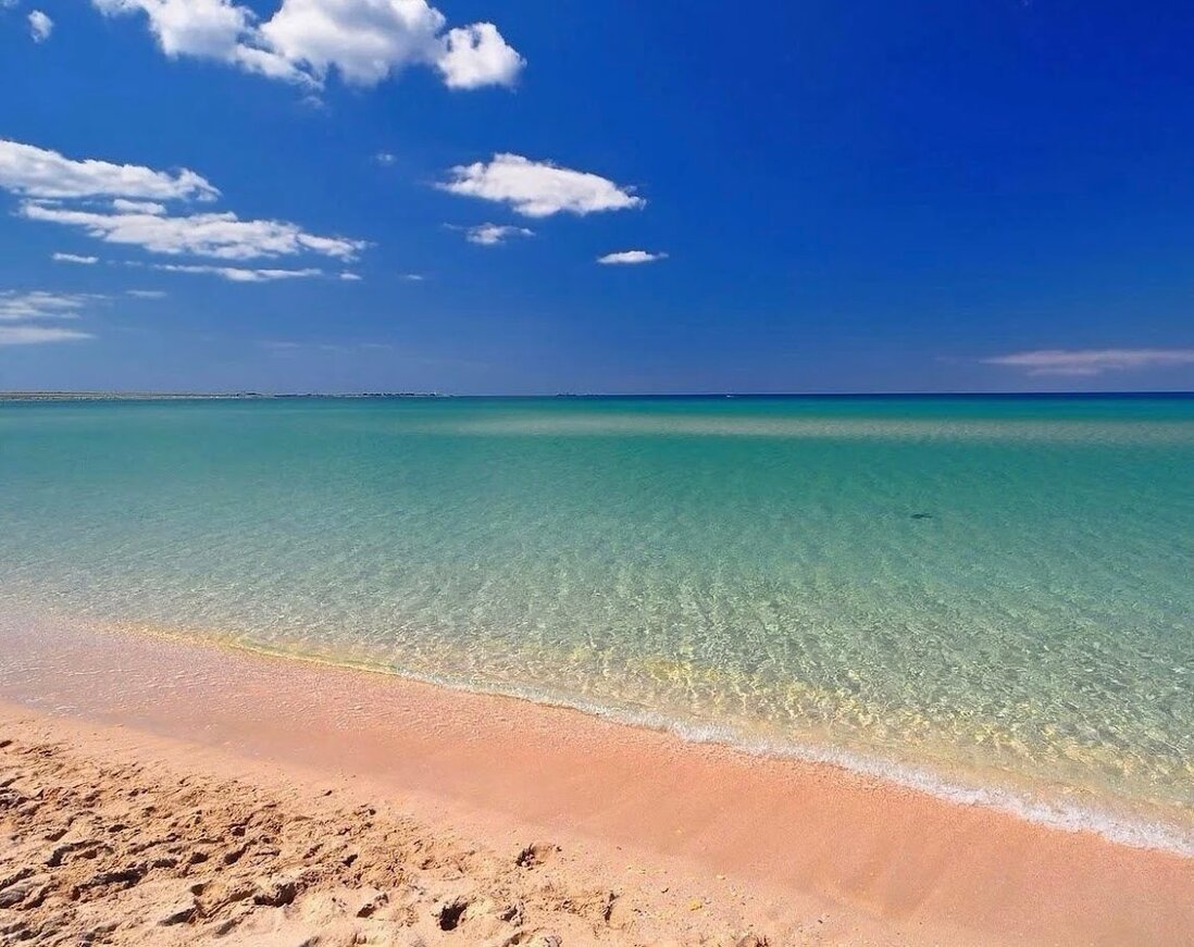 Пляжи крыма с песком фото Топ-10 песчаных пляжей Крыма: с белым песком, прозрачно-бирюзовым морем и арт-об