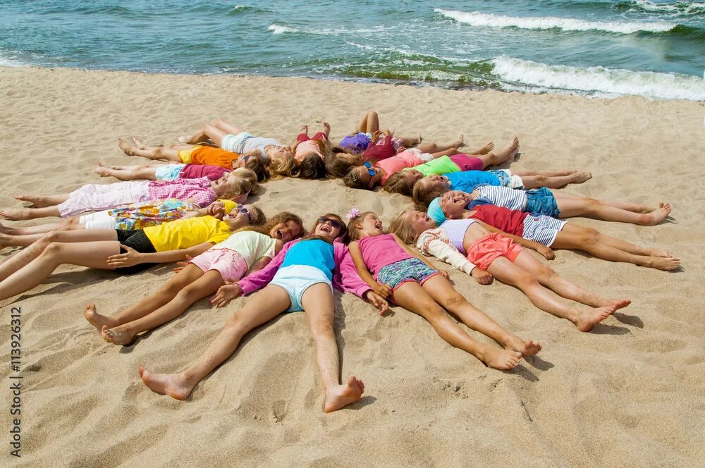 Пляжи лагеря фото Happy children on the beach фотография Stock Adobe Stock