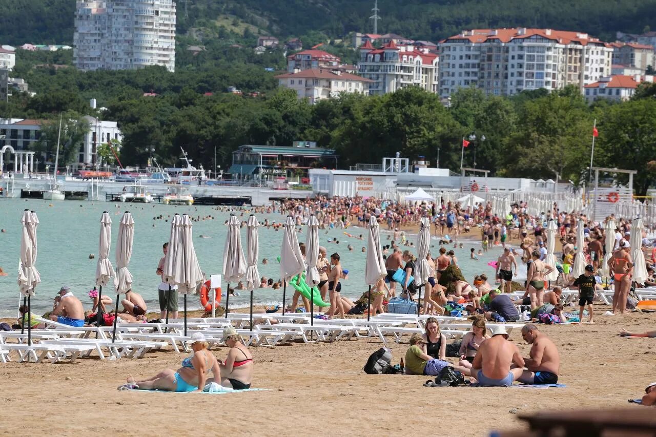 Пляжи сейчас фото Водоросли и мусор нанесло на пляжи из-за залповых дождей, идет уборка "Прибой" -
