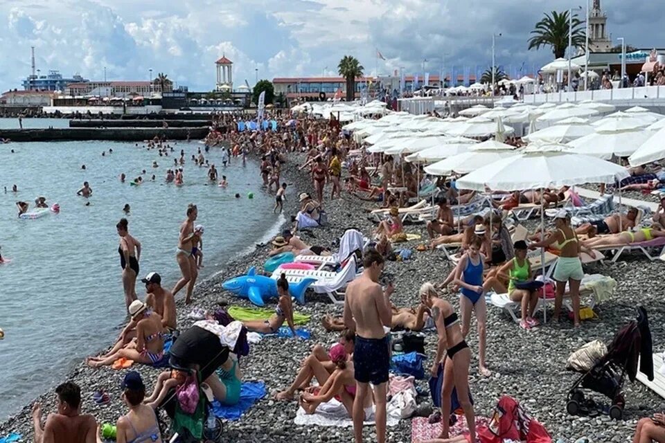 Пляжи сейчас фото Контрасты Сочи: после потопа на курорте переполнены пляжи - KP.RU
