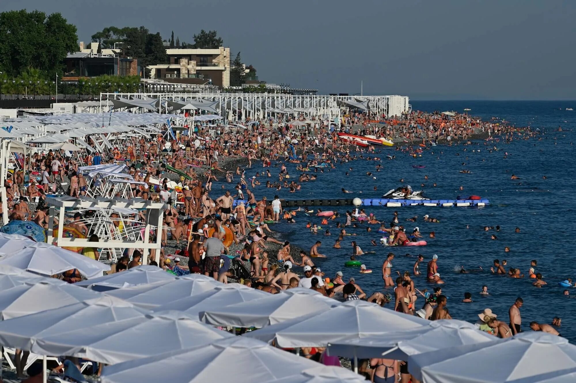 Пляжи сочи летом фото Этим летом Сочи посетят 6,5 миллионов туристов - sochi-express.ru