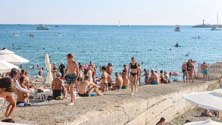 Пляжи сочи летом фото Черное море у берегов Сочи и Туапсе прогрелось до +28 градусов - Новости Mail