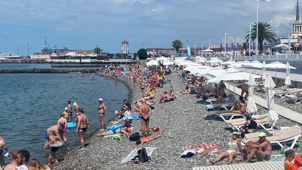 Пляжи сочи летом фото Туристов полно, море теплое: Что происходит на сочинских пляжах после мощного на