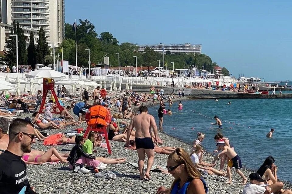 Пляжи сочи люди фото Камеры у моря, полотенца в аренду и полный аншлаг: Что происходит на пляжах Сочи