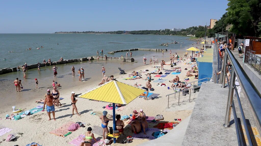 Пляжи таганрога фото По пляжам - в разгар купального сезона