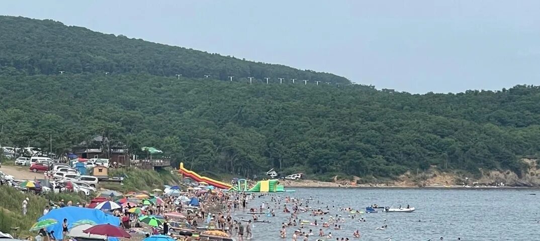 Пляжи владивостока фото Яблоку негде упасть": на пляжах Приморья полный аншлаг Теплые выходные стали сво