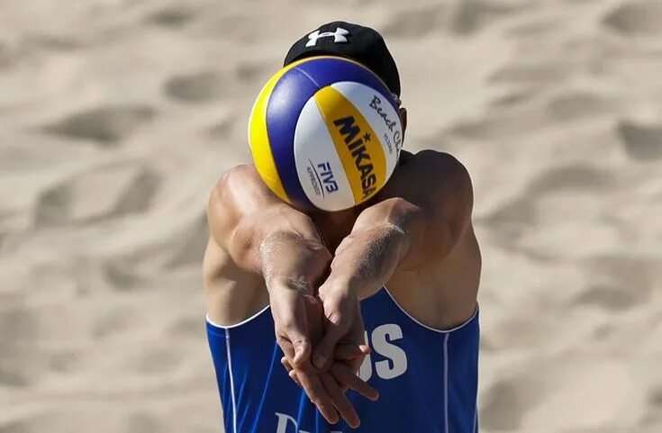 Пляжка верхняя ул 17 фото Nikita Liamin de Russia devuelve la pelota durante el partido contra España en e