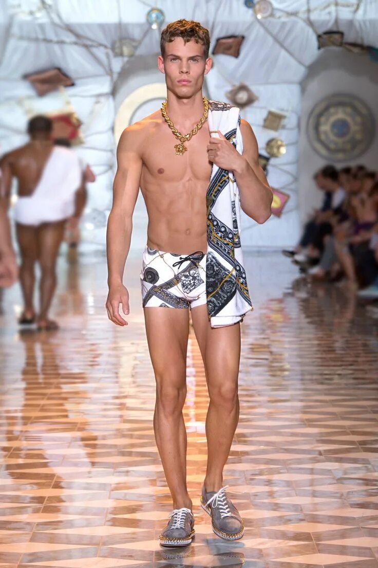 Пляжная мода 2024 мужская Look 23 - #Versace Mens Spring/Summer 2015 fashion show. #VersaceMenswear Idee d