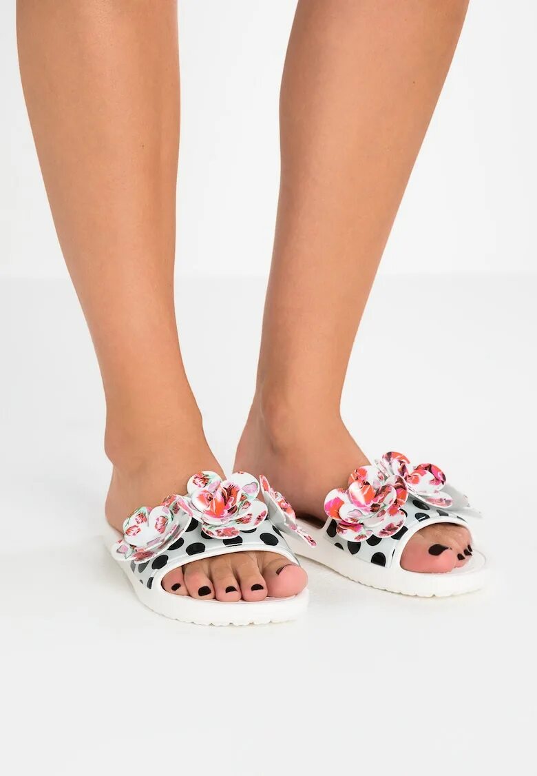 Пляжная обувь 2024 женская тренд Crocs CROCSSLOANE TIMELESS ROSES RELAXED FIT - Sandały kąpielowe - white - Zalan