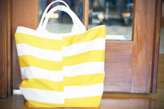 Пляжная сумка выкройки фото We Totes Rounded Up 40 Awesome DIY Totes! Brit + Co. Tote bags sewing, Tote bag 