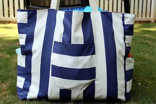 Пляжная сумка выкройки фото Put Up Your Dukes: big mommy giant beach bag tutorial Beach bag tutorials, Beach