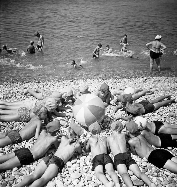Пляжные фото ссср Beaches, Sunshine & Swimsuit-Clad Girls: What Soviet-Era Vacation Looked Like - 
