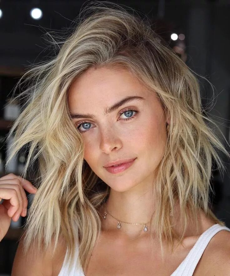 Пляжные локоны на средние фото #OnTrending Honey Blonde Hair Colors 2019 Short hair balayage, Messy short hair,