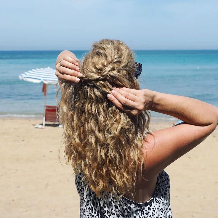Пляжные прически на средние волосы Pin by Meghan Dolly MCLAUGHLIN on my pins Curly hair styles, Hair styles, Hair h