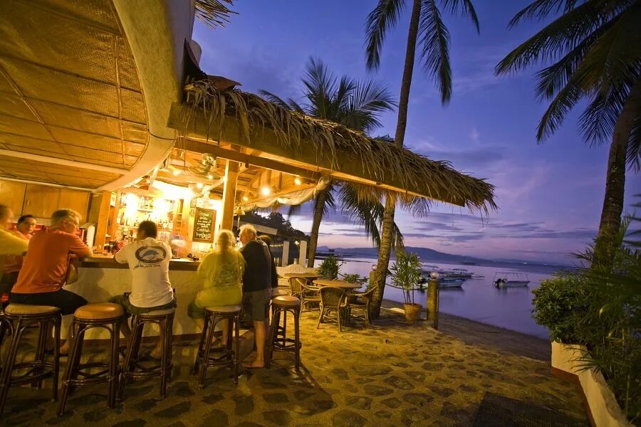 Пляжный бар фото 50 Bar at the Atlantis Resort Puerto Galera in the Phillipines. Dive resort, Vac