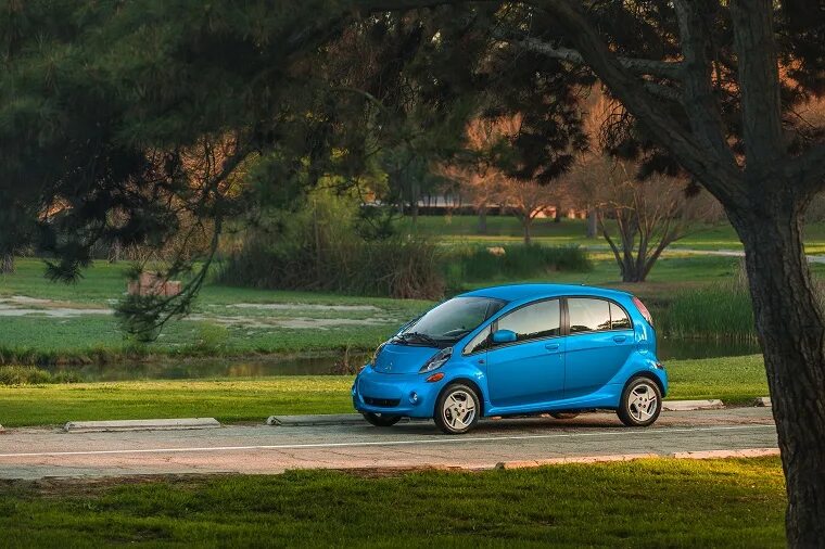 Плюс машина фото With Mitsubishi, Renault-Nissan Sets Target on Top Three Global Automakers - The