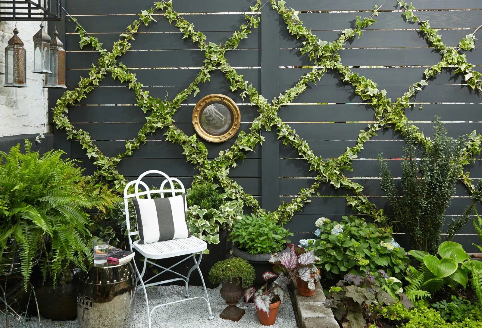 Плющ в интерьере палисадника на даче Turn Your Outdoor Space Into An Oasis With This DIY Garden Diy garden trellis, G
