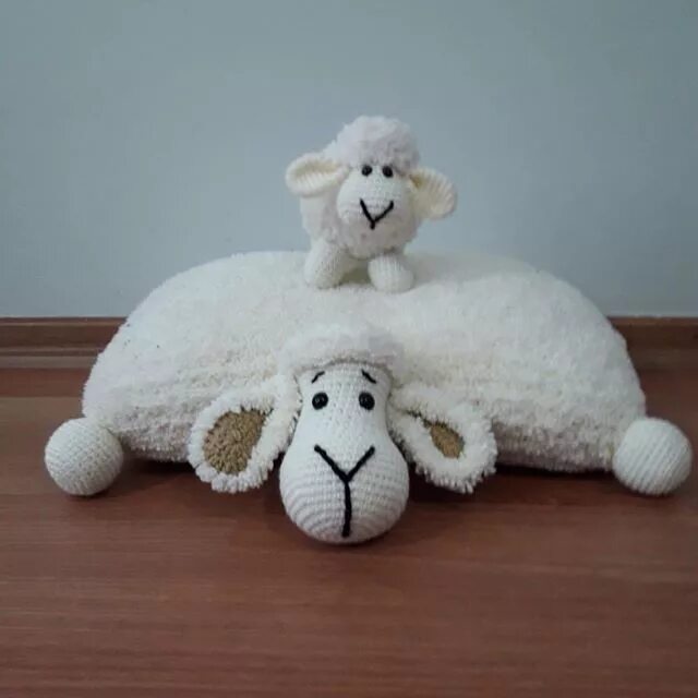 Плюшевая подушка крючком схема amigurumi kuzu yastık ve yavrusu Crochet baby costumes, Kids crochet pattern, Cr