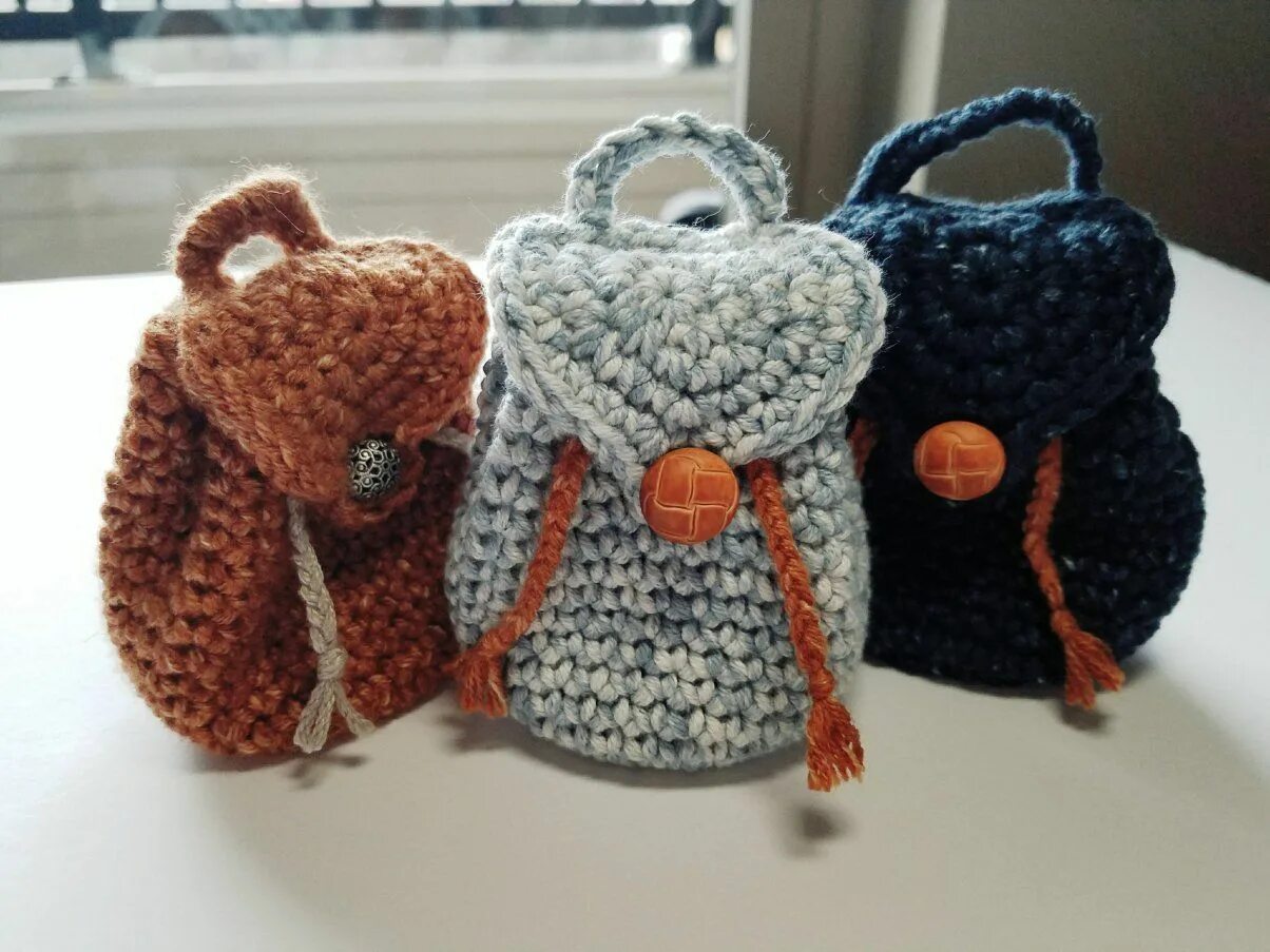 Плюшевая сумочка крючком Mini backpack - HandmadebyRaine Crochet backpack pattern, Crochet backpack, Croc