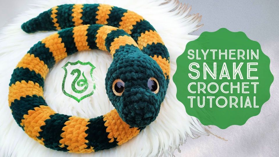 Плюшевая змейка крючком схема 25 Free Crochet Snake Patterns (Amigurumi Pattern) Slytherin snake, Harry potter