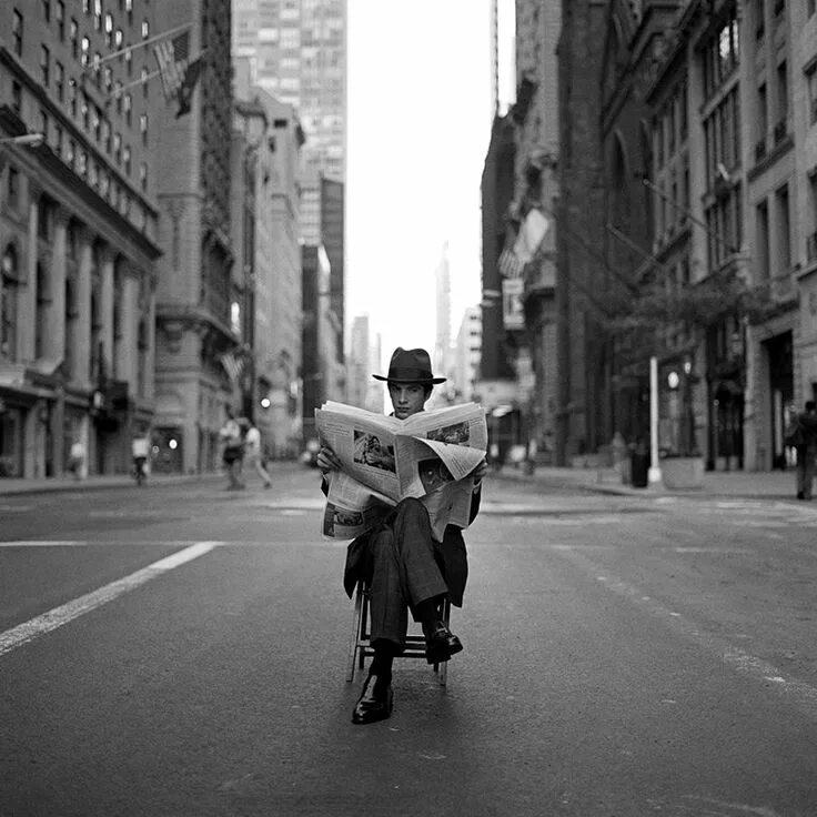 Плюсы черно белого фото Ravageurs read the news. by Rodney Smith Portrait photography men, Man photograp