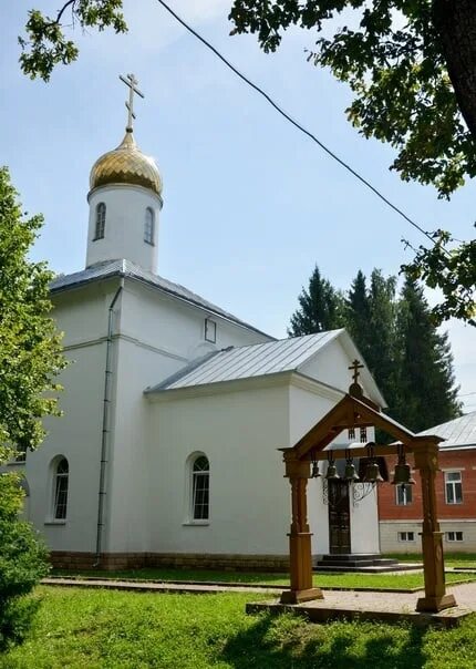 Пмц златоуст городской округ калуга фото Ровесник лагеря "Костер" У входа в дом святого Златоуста Могуче ветви распостер,