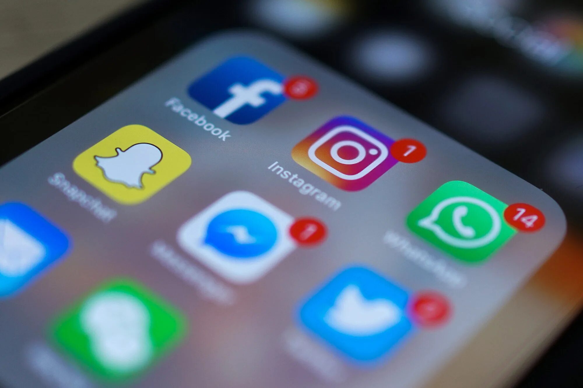 По фото узнать социальные сети Facebook Merges Instagram and Messenger Chat Apps. What Next? - Bloomberg