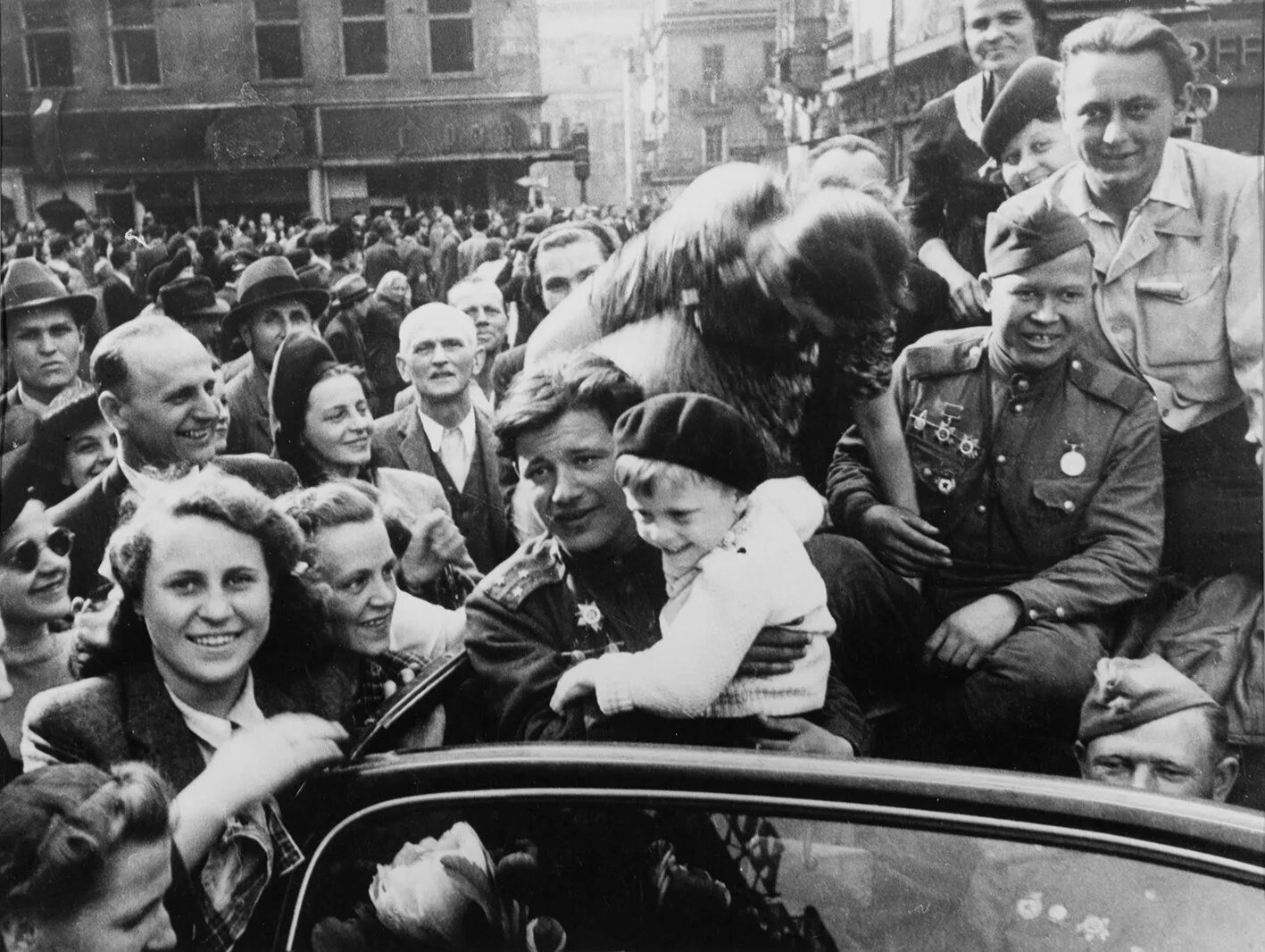 Победа 1945 год фото Главархив публикует имена участников Пражской операции, погибших в Чехословакии 