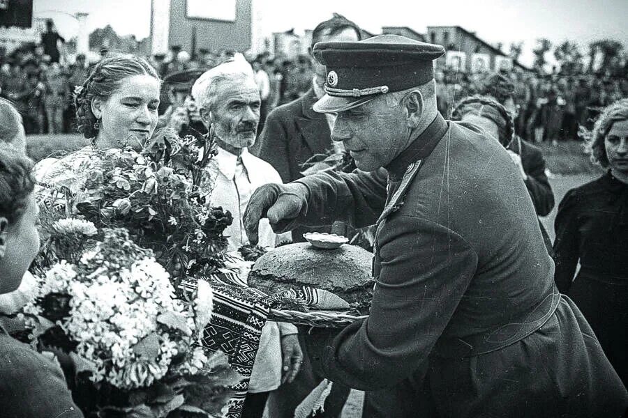 Победа фото войны 1945 Главный праздник в году: как отмечали первый День Победы Читать статьи по истори