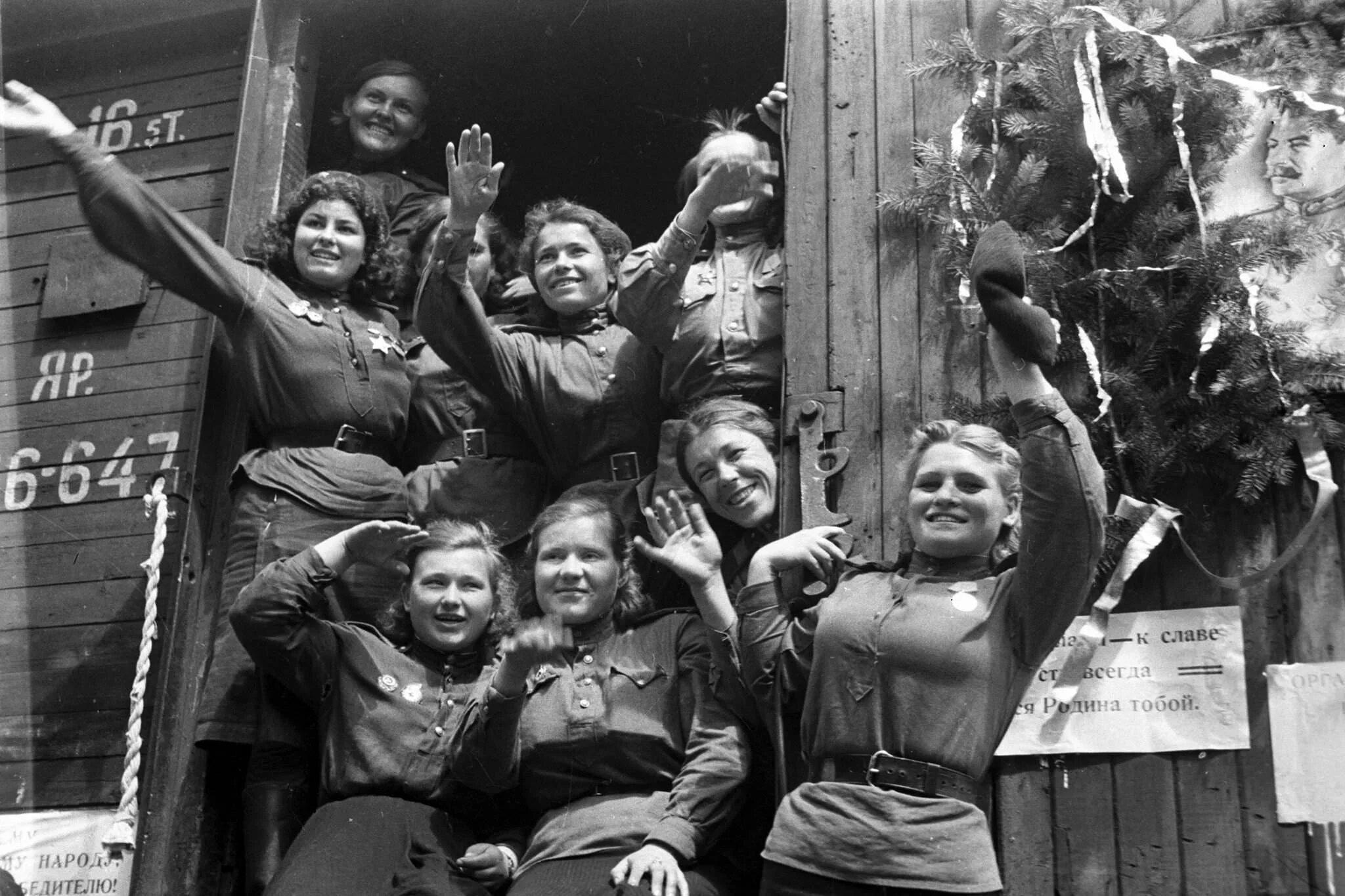 Победа фото войны 1945 Майские звезды: как москвичи встретили известие о Победе Фотогалереи Известия