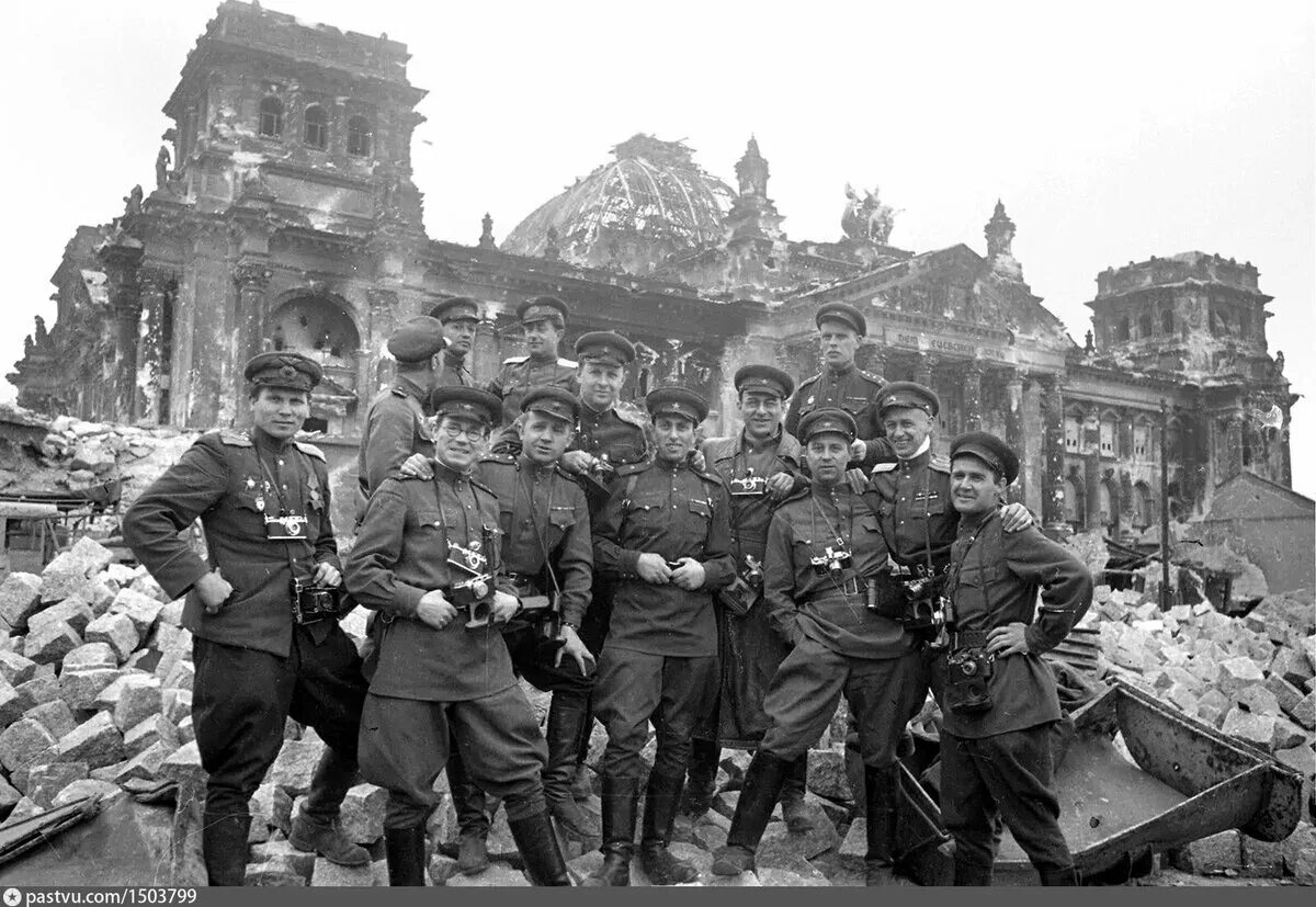 Победа фото войны 1945 Чем работали фронтовые фотокорреспонденты в Великую Отечественную? Яркий фотомар