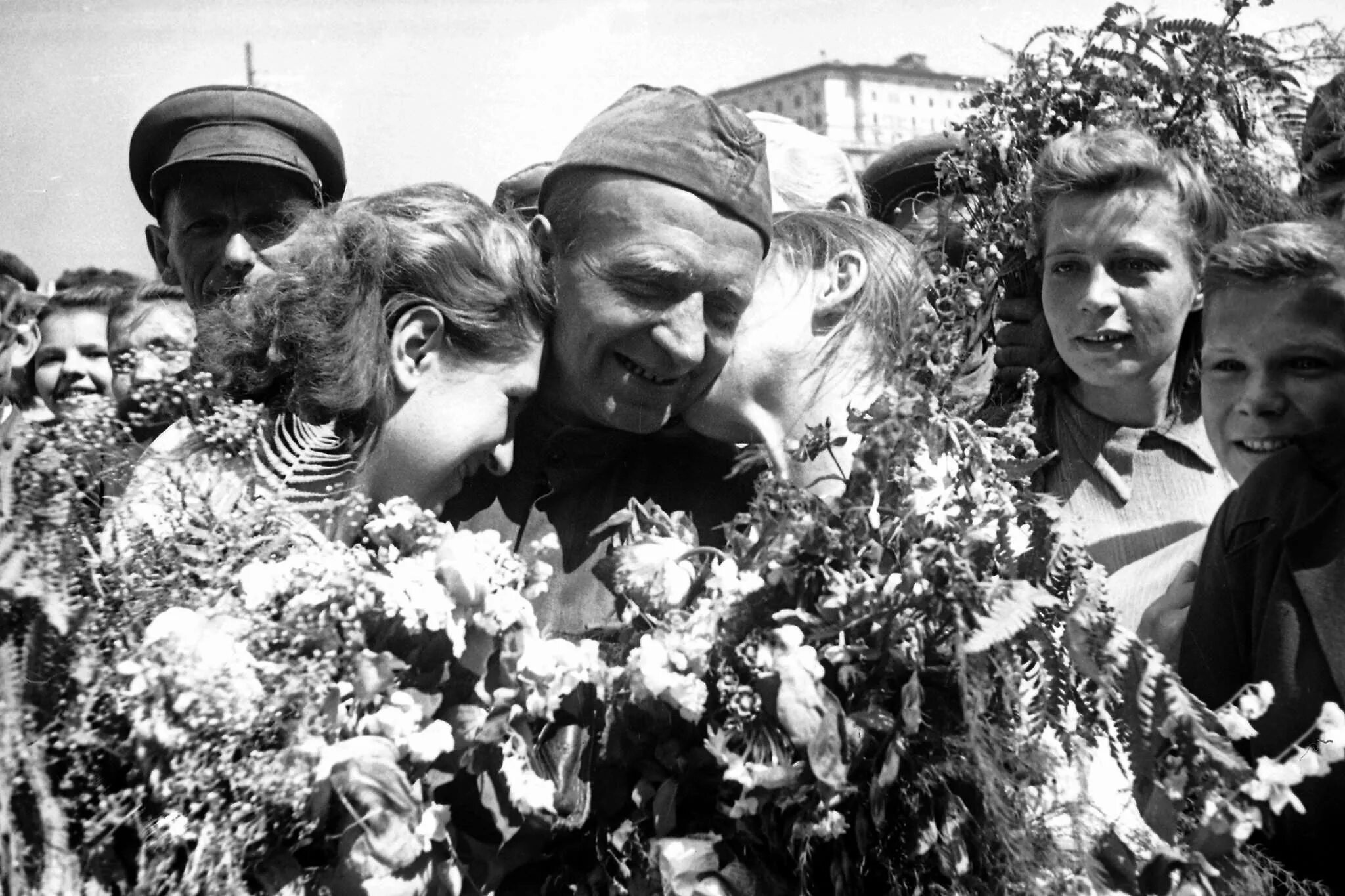 Победа фото войны 1945 Майские звезды: как москвичи встретили известие о Победе Фотогалереи Известия
