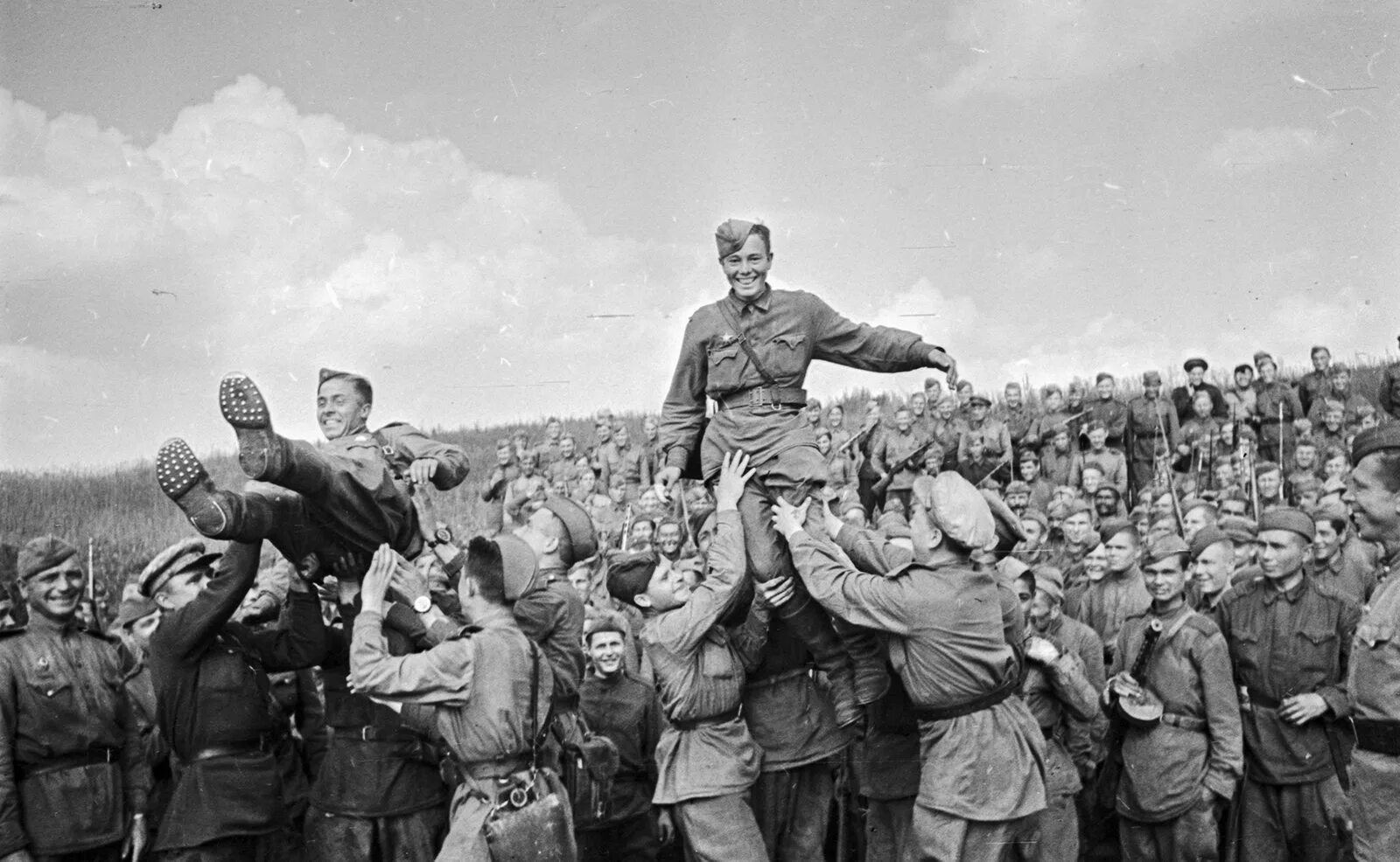 Победа фото войны 1945 Файл:Советские бойцы качают на руках товарищей, поздравляя их с наградами.jpg - 