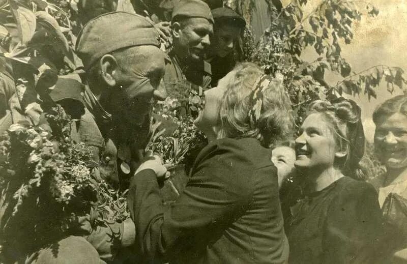 Победа фото войны 1945 #КаптеркаФото " Meeting in Moscow of the first echelon with demobilized soldiers