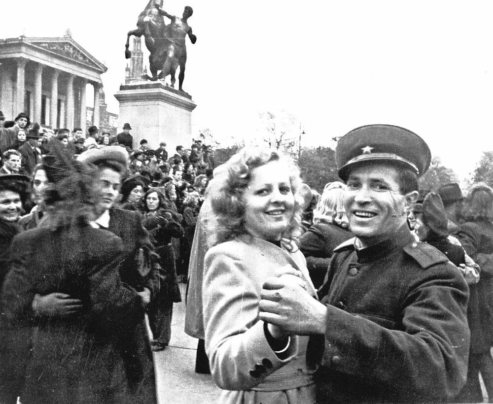 Победа май 1945 фото Жителям Тверской области предлагают вспомнить первый парад Победы